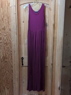 Sleeveless Scoop Neck Maxi Dress in Berry